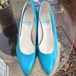 Vintage Previa closed narrow toe shoe. 8.5B blue.